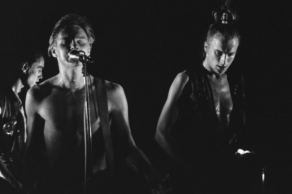 Sielun Veljet lavalla Raahessa sijainneessa Ravintola Nätterporissa vuonna 1985. Kuvaaja: Sakari Kiuru. Kuva: Museovirasto / Finna