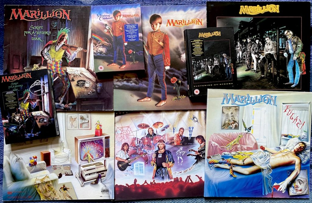 Marillion-klassikoita 1980-luvulta. Albumit Script For A Jester's Tearsista [1983] Clutching At Strawsiin [1987] on julkaistu myös video- ja dokumenttimateriaalia sisältävinä boksiversioina. Kollaasi: Tuomas Pelttari