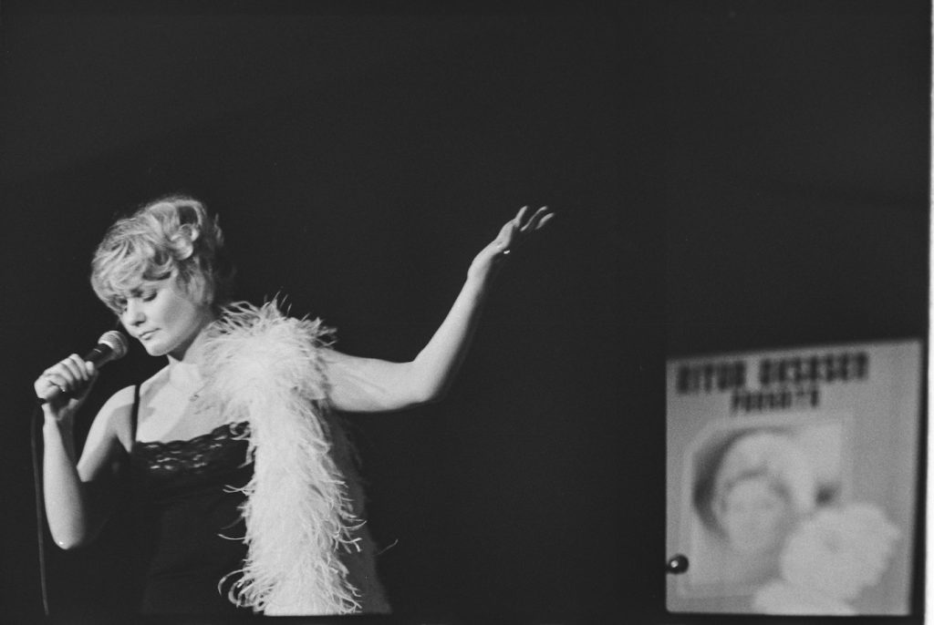 Laulaja Ritva Oksanen esiintymässä Tähtiparaatissa 17. marraskuuta 1975. Kuva: Pentti Vänskä / JOKA Journalistinen kuva-arkisto / Otavamedia / Finna.fi