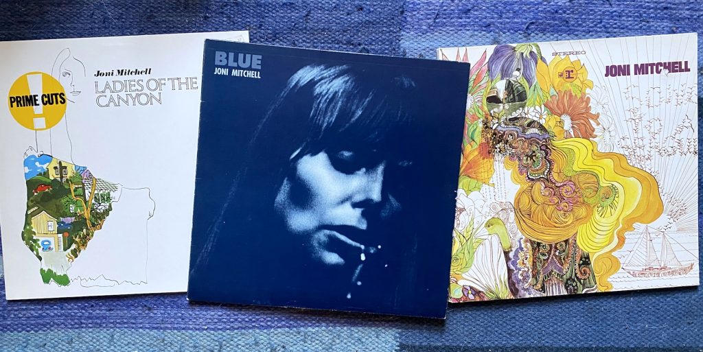 Joni Mitchellin levytyksiä uran alkupäästä. Song To A Seagull (1968) • Ladies Of The Canyon (1970) • Blue (1971). Kuva: Tuomas Pelttari