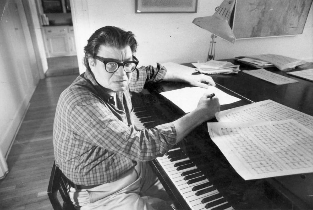 Säveltäjä Morton Feldman työssä.