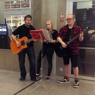 Kesän 2015 aikana Oulun pääkirjastossa esiintyy nuoria muusikkovieraita. Heinäkuun aikana konsertteja järjestetään kahdesti viikossa.